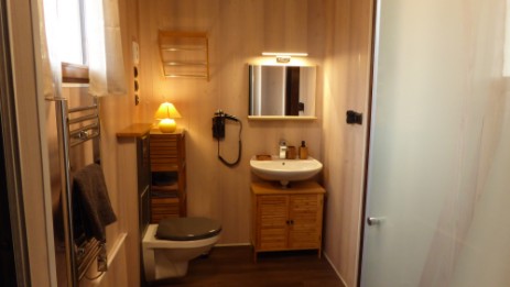Salle de bain studio "les pucines". https://six-fours-chambre-hote.fr