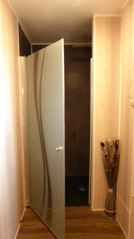 La porte de la douche studio "les pucines". https://six-fours-chambre-hote.fr